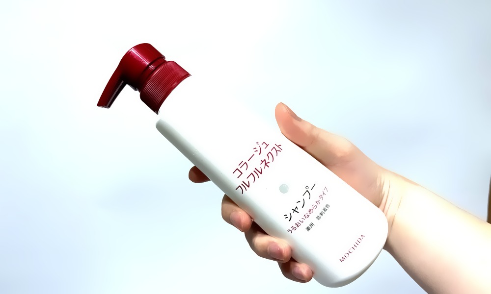 コラージュフルフルネクストシャンプー うるおいなめらか 手に持つ