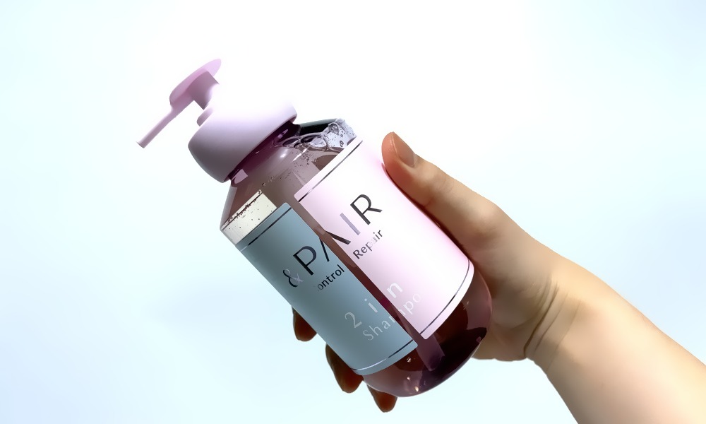 ＆PAIR（アンドペア）コントロール リペア 2in1シャンプー 手に持つ