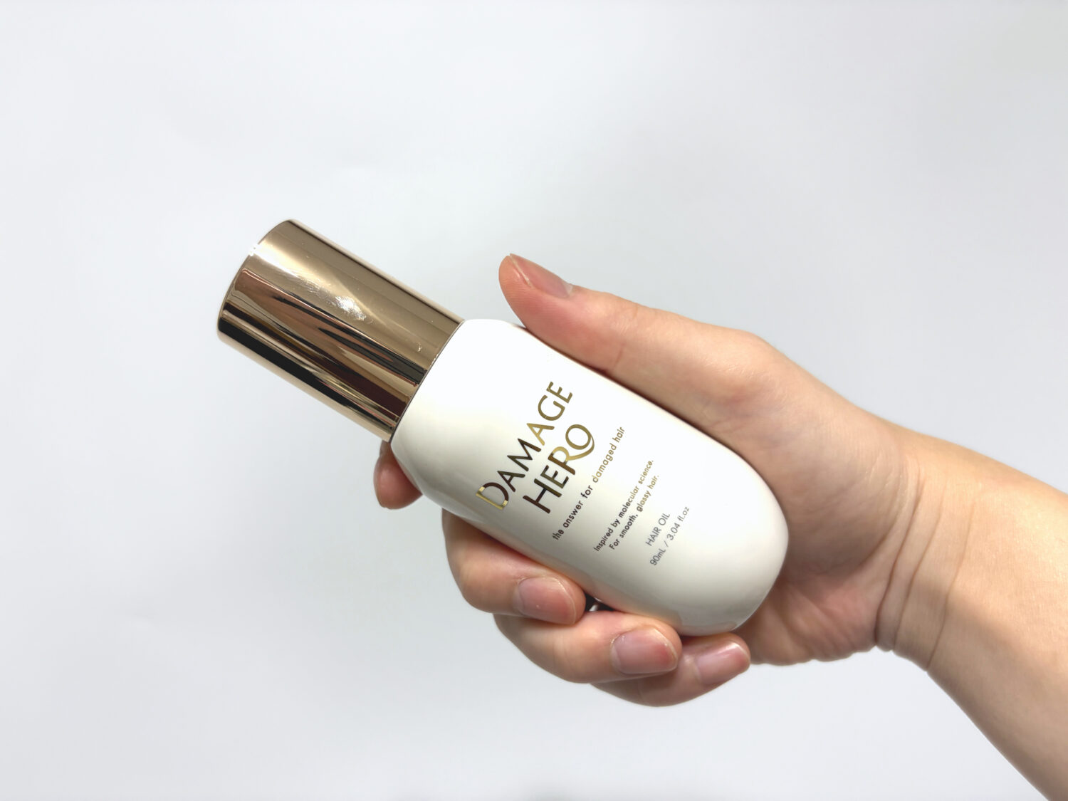 ダメージヒーロー スーパーリペア ヘアオイルを斜めに持ったところ