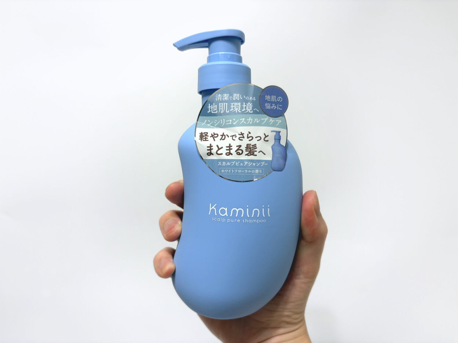 カミニー スカルプピュア シャンプーを立てて持ったところ