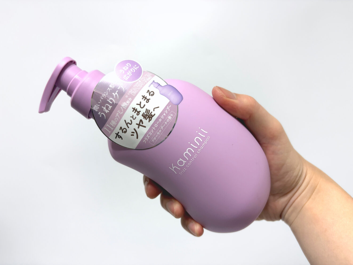 カミニー フリズコントロール シャンプーを斜めに持ったところ