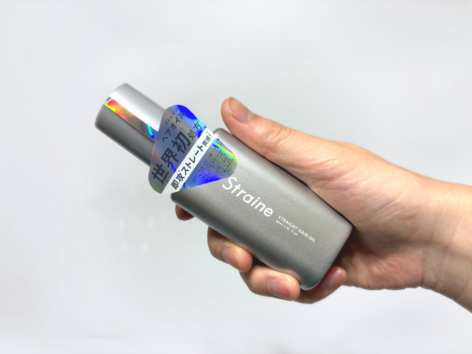 ストレイン ストレートヘアオイルを斜めに持ったところ 手持ち 斜め