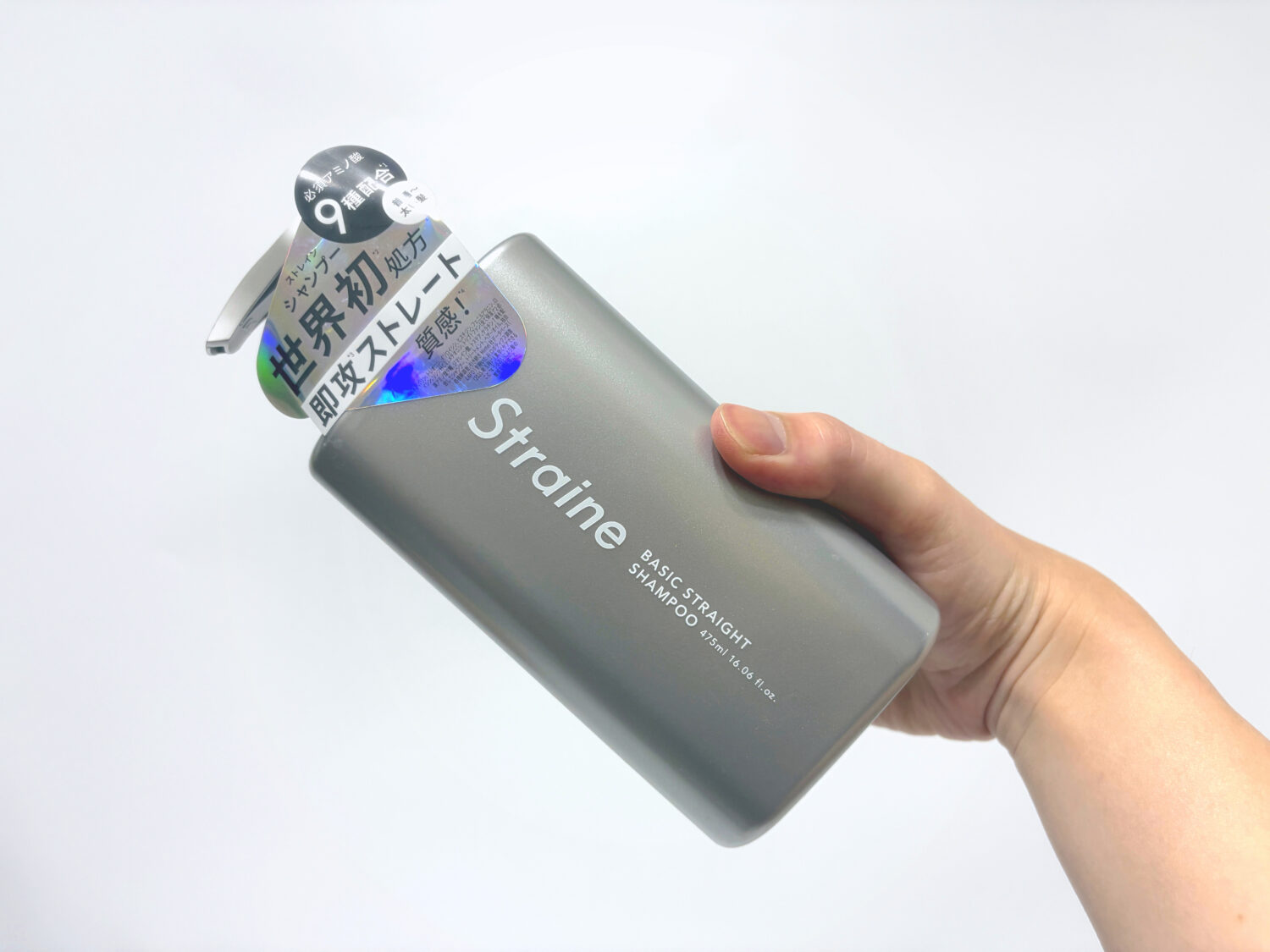 ストレイン ベーシックを手に持ったところ 斜め