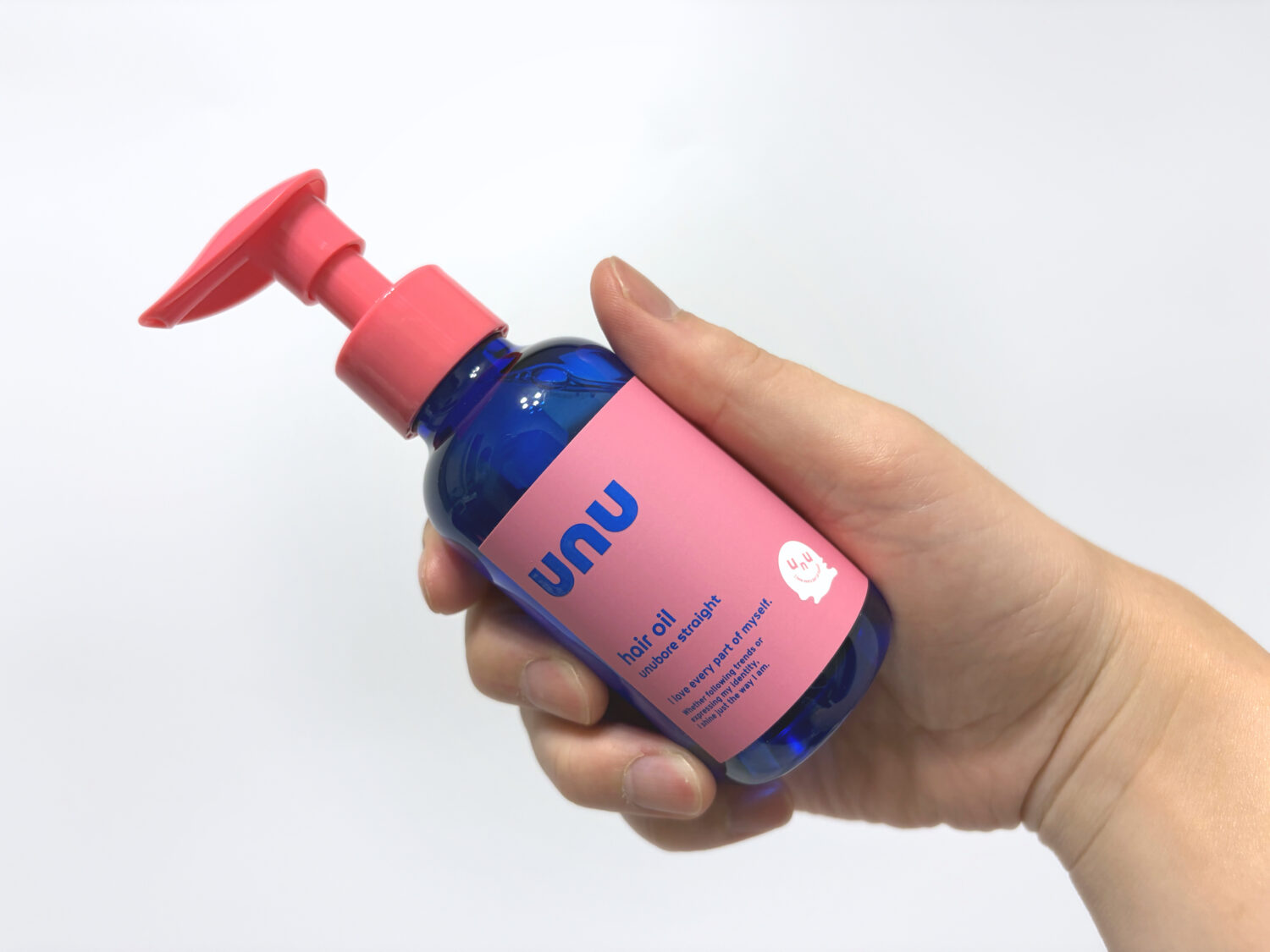 ウヌ ウヌボレ ストレート ヘアオイルを斜めに手持ちした様子