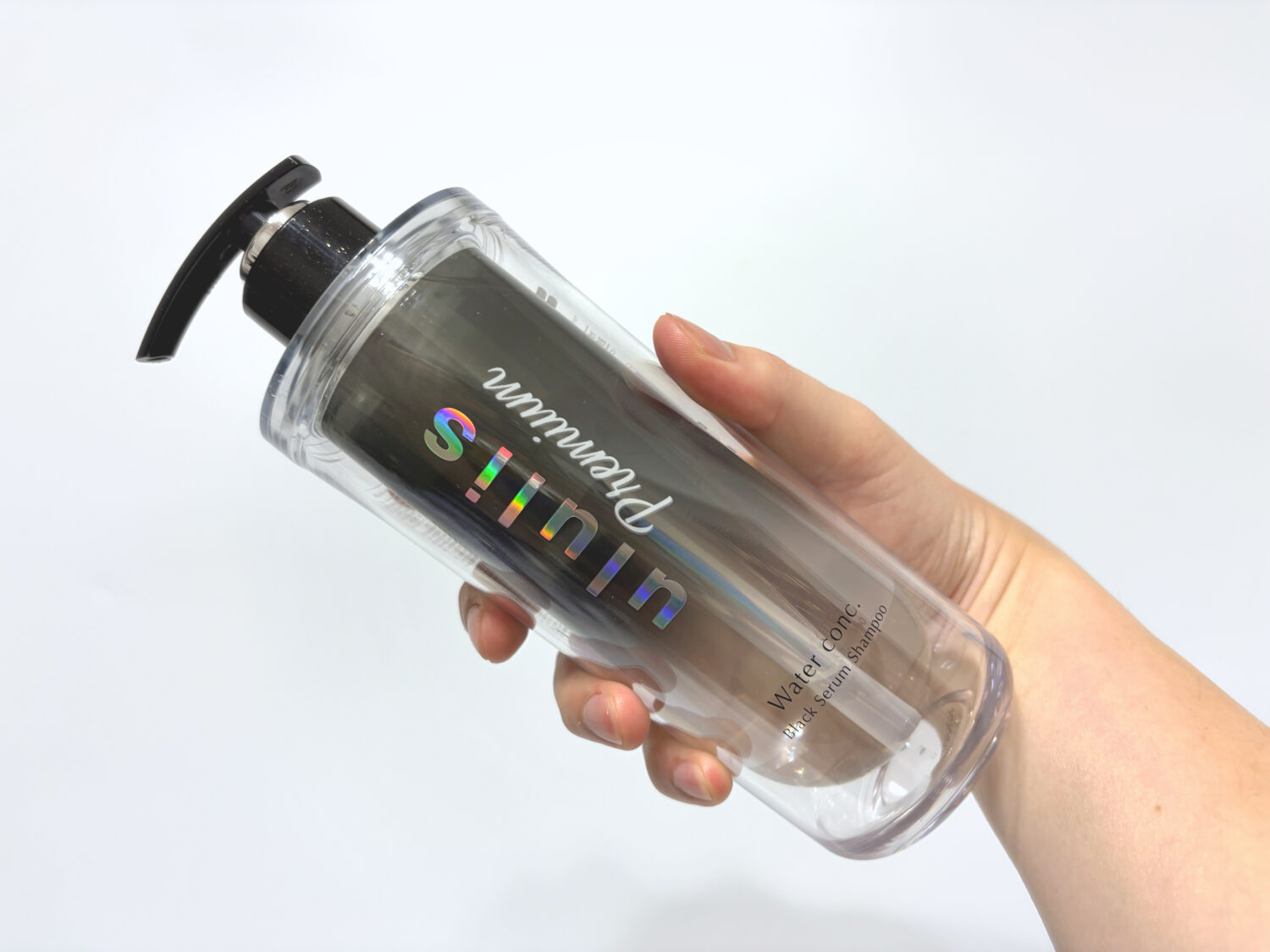 ウルリス プレミアム ウォーターコンク ブラックセラム シャンプー 手に持つ