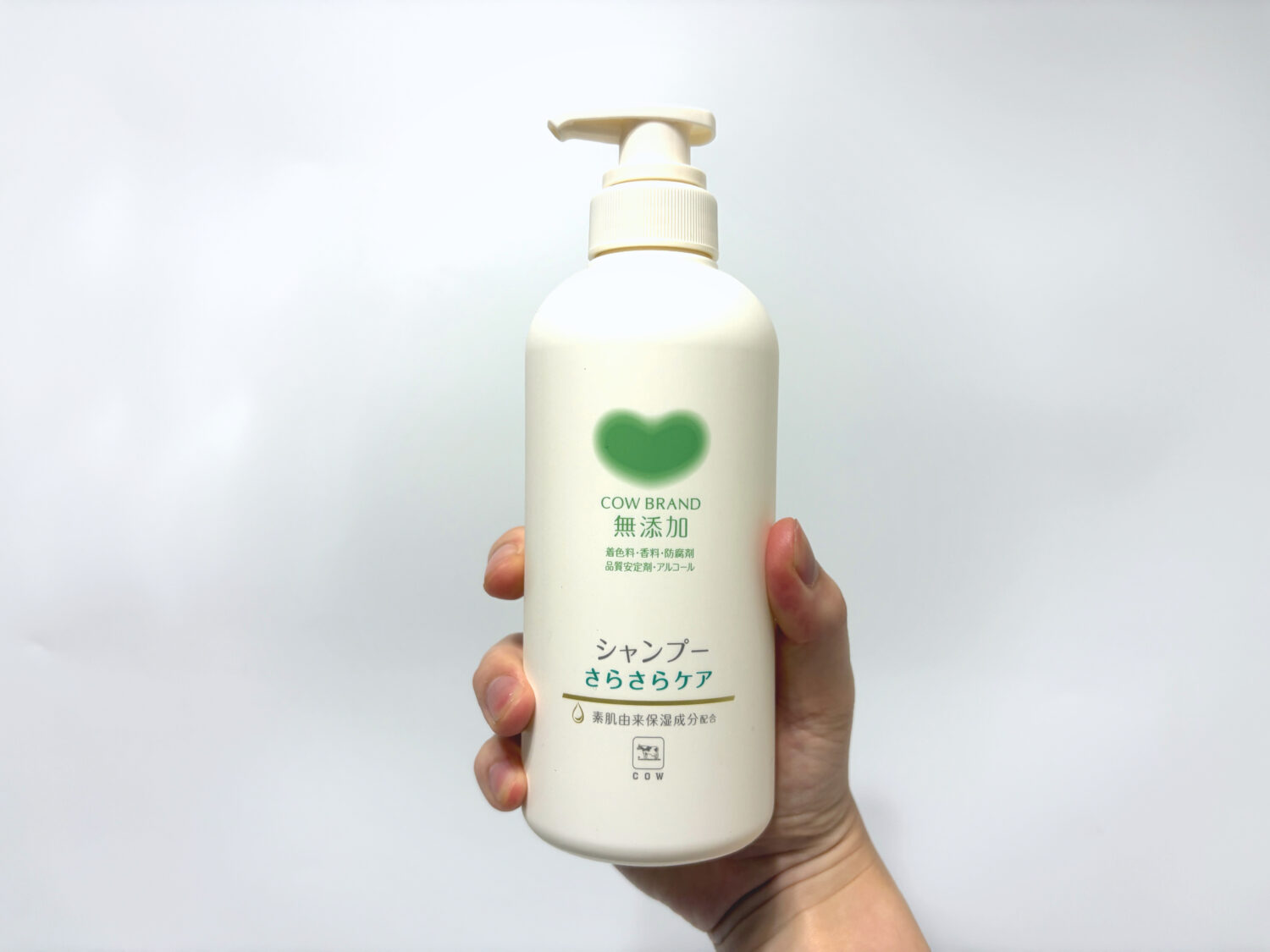 カウブランド無添加シャンプー さらさらケア 手に持つ 使用