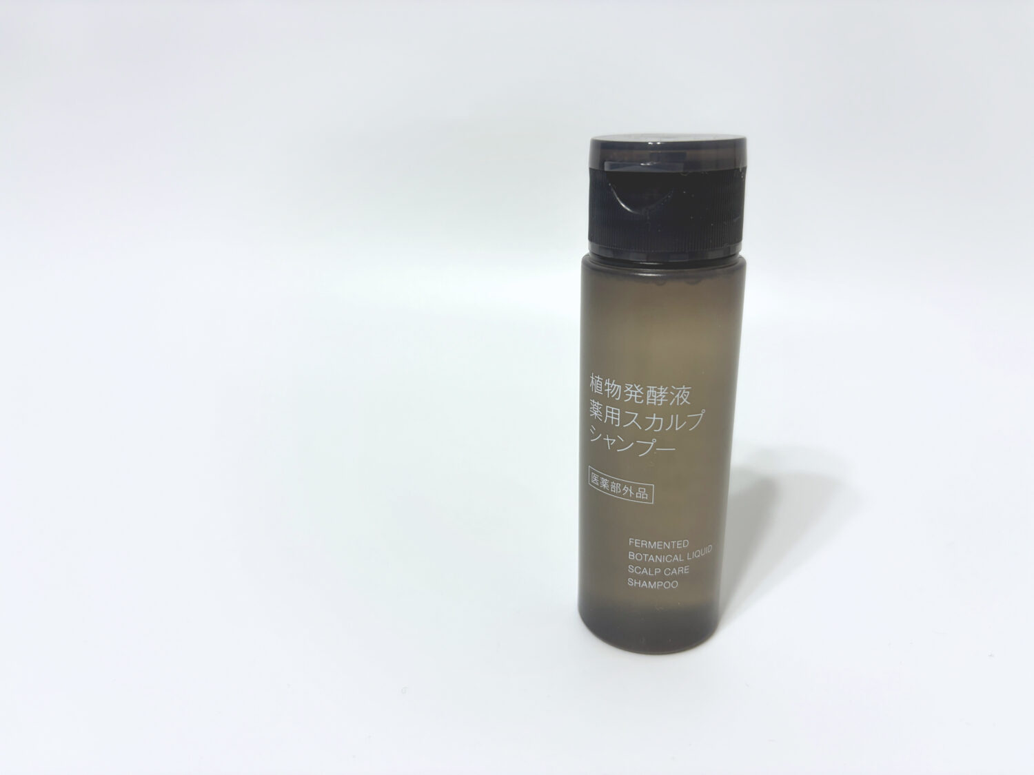 無印良品 植物発酵液 薬用スカルプシャンプー 斜め
