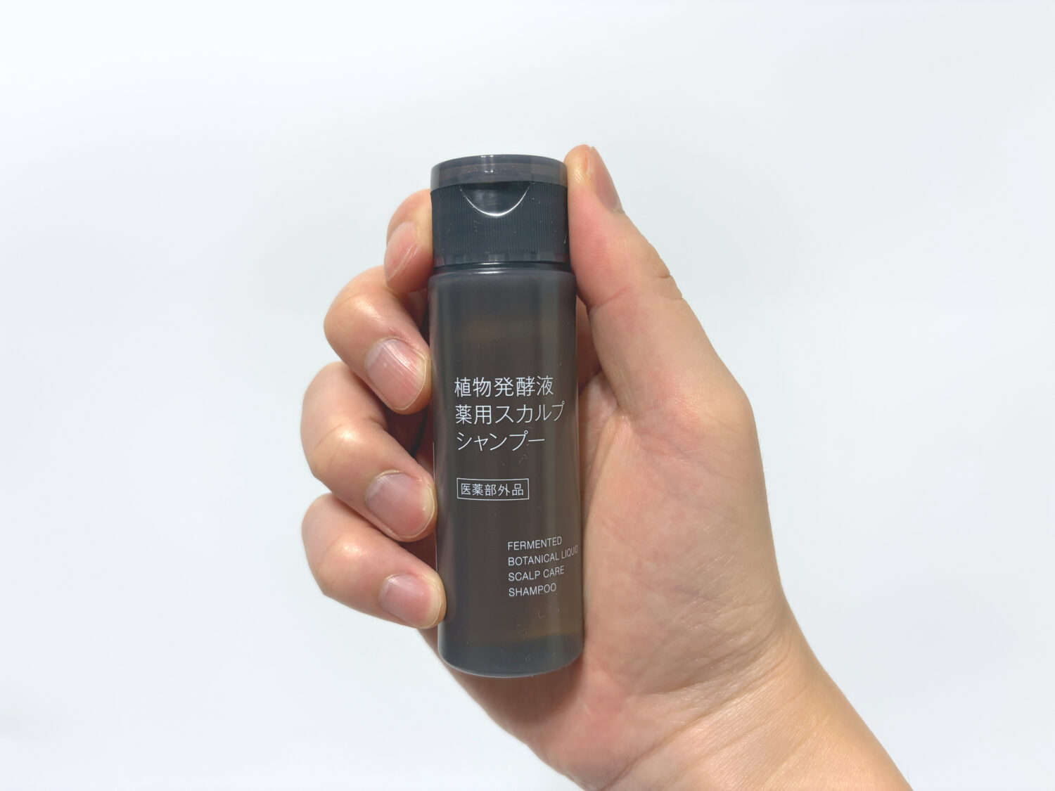 無印良品 植物発酵液 薬用スカルプシャンプー 手に持つ 使用