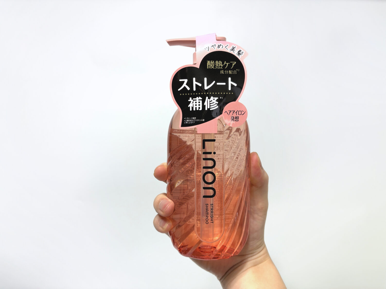 リノン ストレートシャンプー 立てて持つ