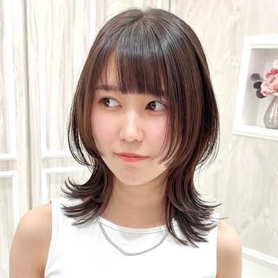 顎が長い人に似合う髪型12選｜斜め分け、センター分けでおでこを一部見せる